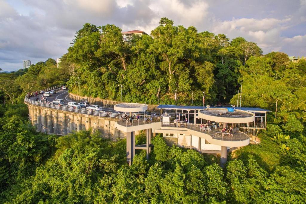 Hotel Holiday Kota Kinabalu Kültér fotó